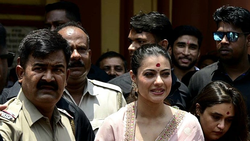 সকালে কলকাতার অদূরে দক্ষিণেশ্বরের কালীমন্দিরে পূজা দিলেন বলিউড অভিনেত্রী কাজল