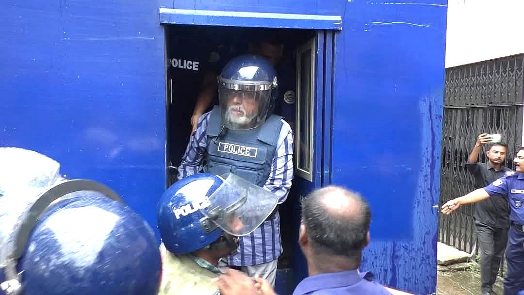 প্রিজন ভ্যান থেকে নামেছন ধীরেন্দ্র  দেবনাথ শম্ভু। আজ বৃহস্পতিবার বেলা আড়াইটার দিকে তাঁকে আদালতে আনা হয়