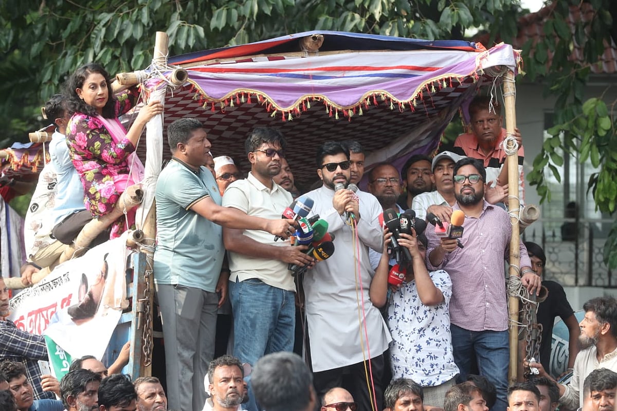 কাকরাইল মোড়ে ট্রাকের ওপর স্থাপিত অস্থায়ী মঞ্চে অবস্থান কর্মসূচি স্থগিত করার ঘোষণা দেন ইশরাক হোসেন
