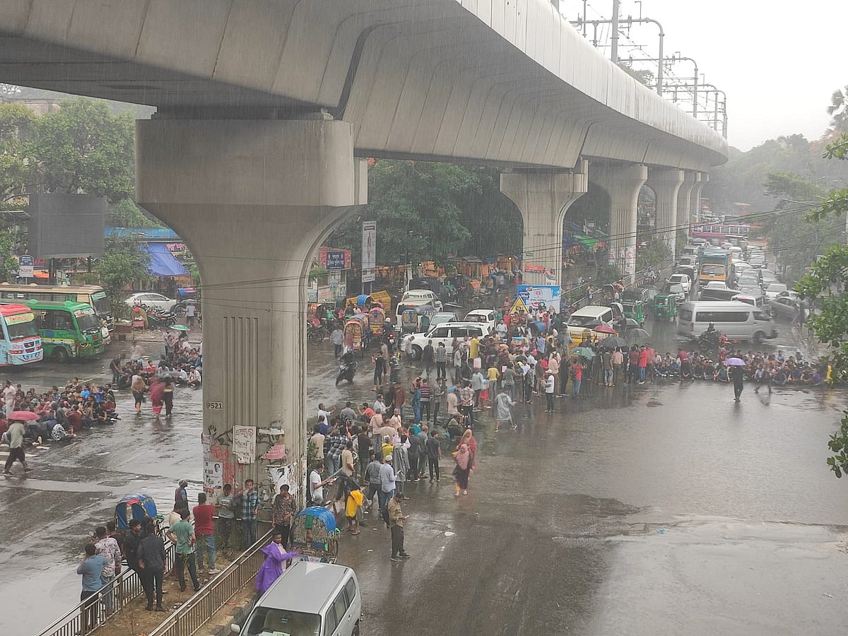 রাজধানীর শাহবাগ মোড়ে ছাত্রদলের অবস্থান