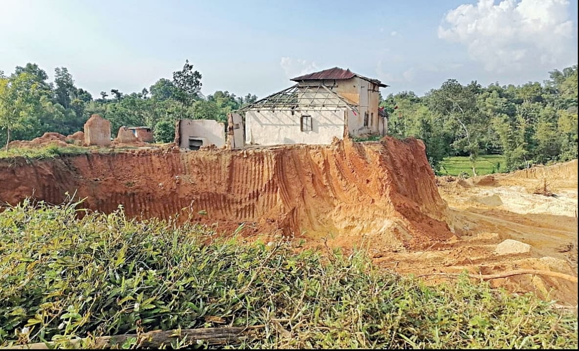 চট্টগ্রামের লোহাগাড়া উপজেলার চুনতি ইউনিয়নের রাঙ্গাপাহাড় এলাকায় এভাবে পাহাড় কেটে পরিবেশের ক্ষতিসাধন করা হয়। ১৯ অক্টোবর, ২০২০