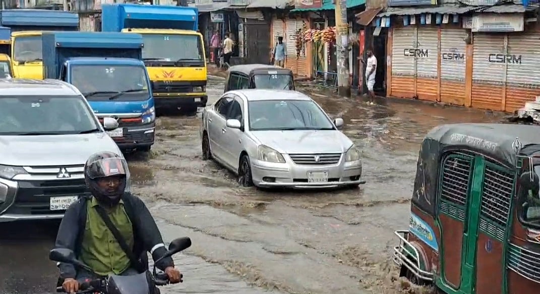 গাজীপুর মহানগরীর ঢাকা-ময়মনসিংহ মহাসড়কে বৃষ্টি পানি জমে সৃষ্টি হয়েছে জলাবদ্ধতার। এতে ধীরগতিতে চলছে যানবাহন। আজ দুপুরে গাজীপুর মহানগরীর ভোগড়া এলাকায়