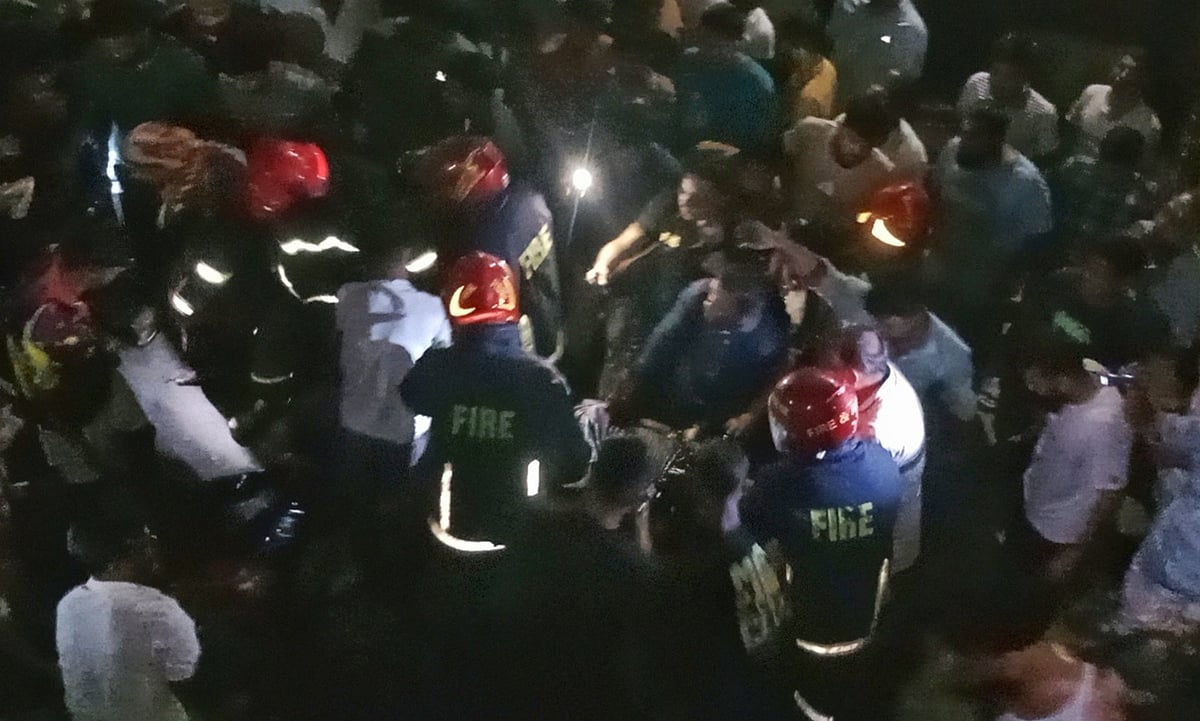 অসুস্থ শ্রমিকদের উদ্ধার করেন ফায়ার সার্ভিসের কর্মীরা। আজ রাতে