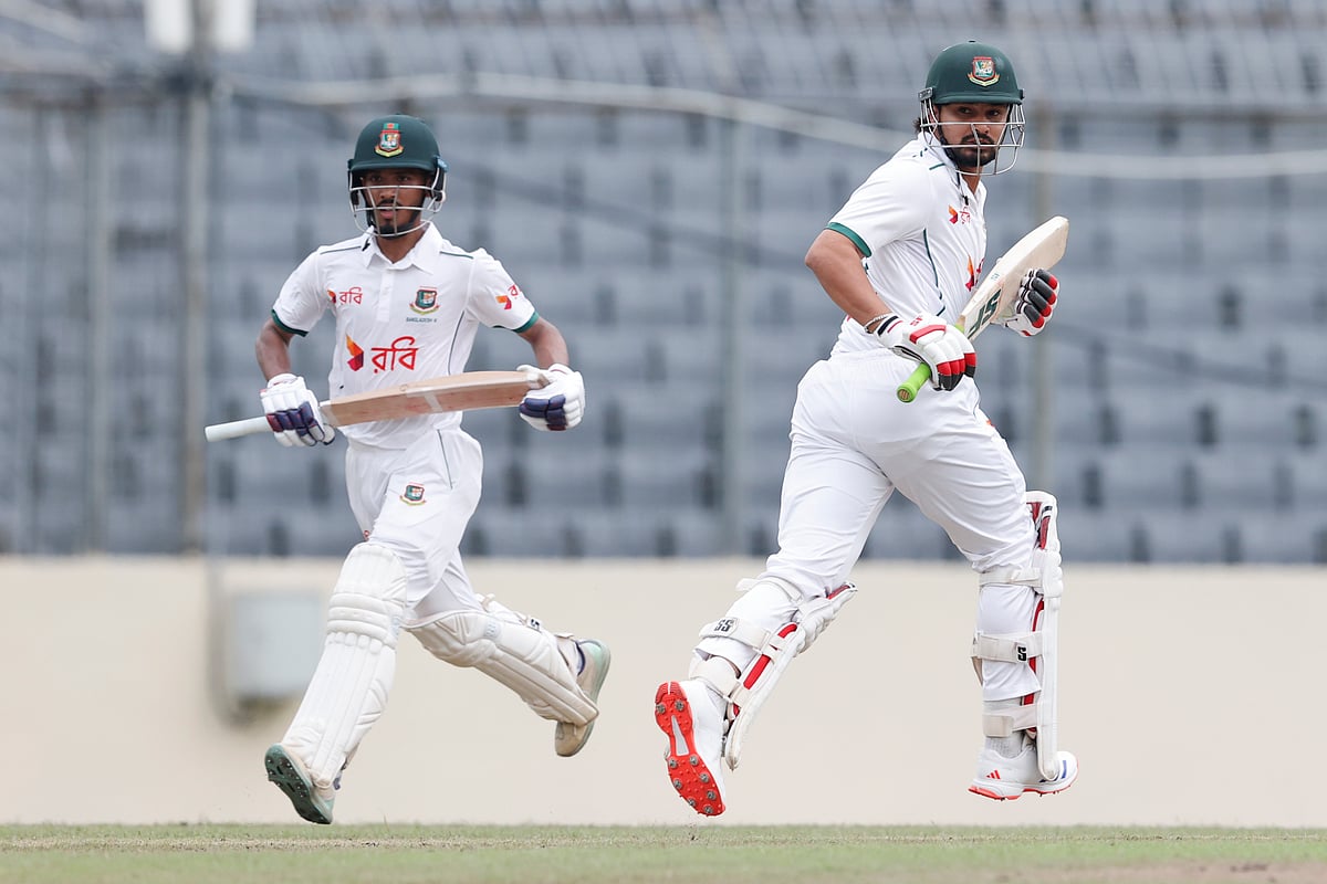 ষষ্ঠ উইকেটে ৪৩ রানের জুটি গড়েছেন অমিত হাসান (বাঁয়ে) ও নুরুল হাসান