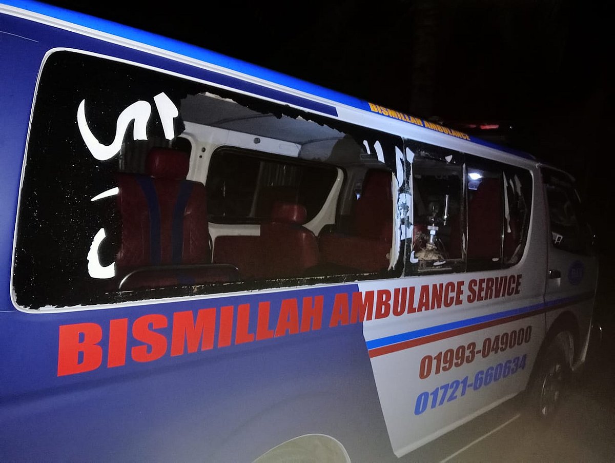 ব্রাহ্মণবাড়িয়ার নাসিরনগর উপজেলায় সড়কে গাছ ফেলে হামলা ও ডাকাতির ঘটনায় ক্ষতিগ্রস্ত লাশবাহী অ্যাম্বুলেন্স। গতকাল দিবাগত রাত একটার দিকে উপজেলার বুড়িশ্বর ইউনিয়নের তিলপাড়া এলাকায়