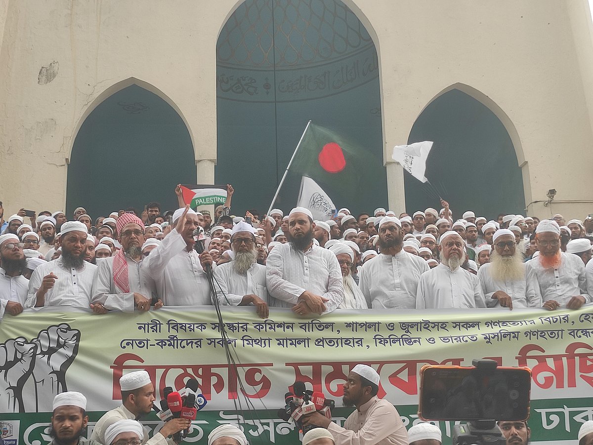 হেফাজতে ইসলামের বিক্ষোভ সমাবেশ। আজ শুক্রবার বায়তুল মোকাররম জাতীয় মসজিদের উত্তর গেটে