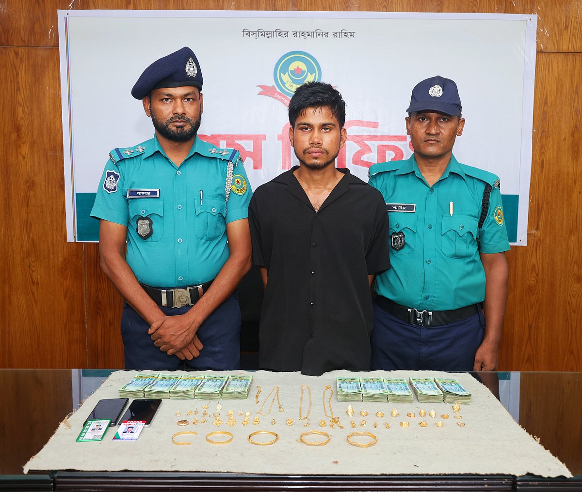 টাকা ও স্বর্ণালংকারসহ গ্রেপ্তার শাফায়েত উল্লাহ