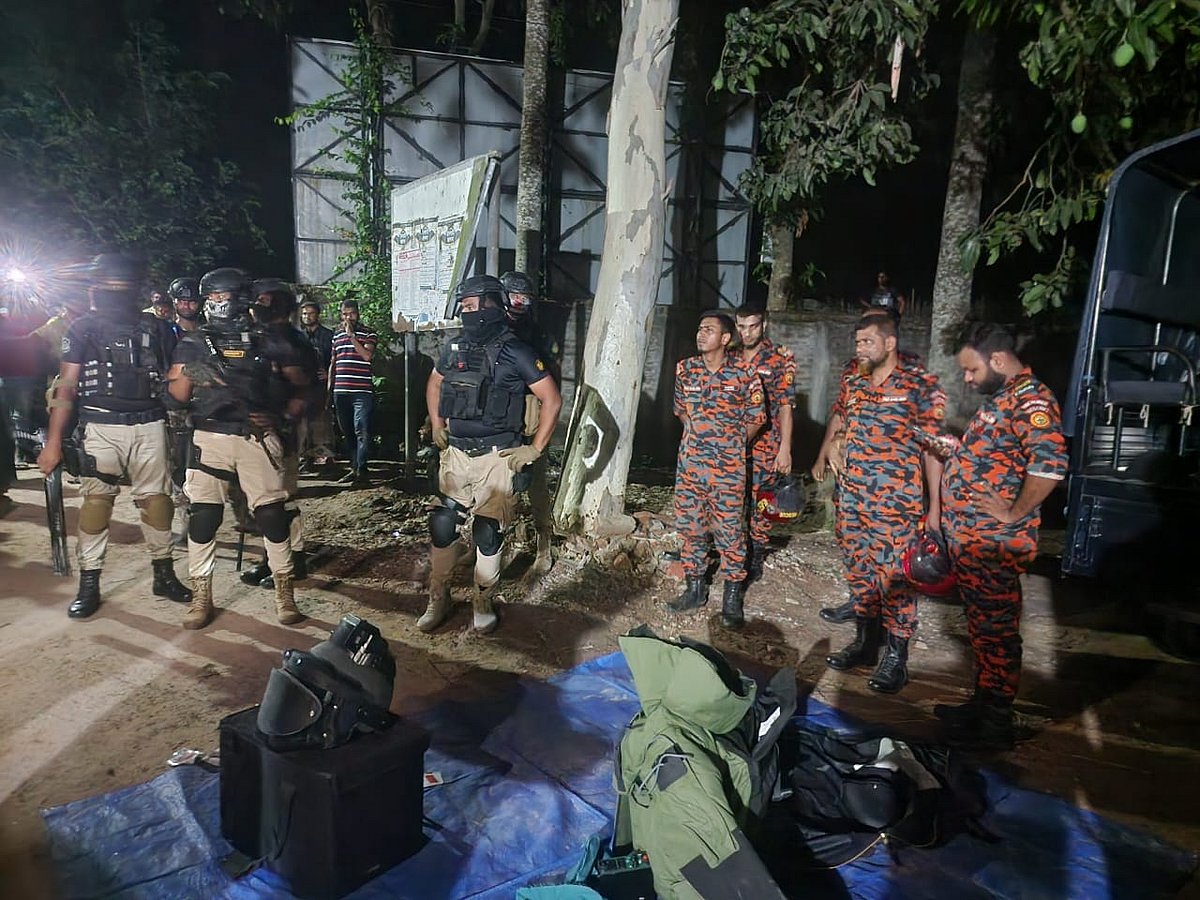 বোম্ব ডিসপোজাল ইউনিটের সদস্যরা ককটেলগুলো নিষ্ক্রিয় করেছেন। গতকাল বৃহস্পতিবার রাতে রাজশাহীর মোহনপুর উপজেলার জাহানাবাদ ইউনিয়ন পরিষদে