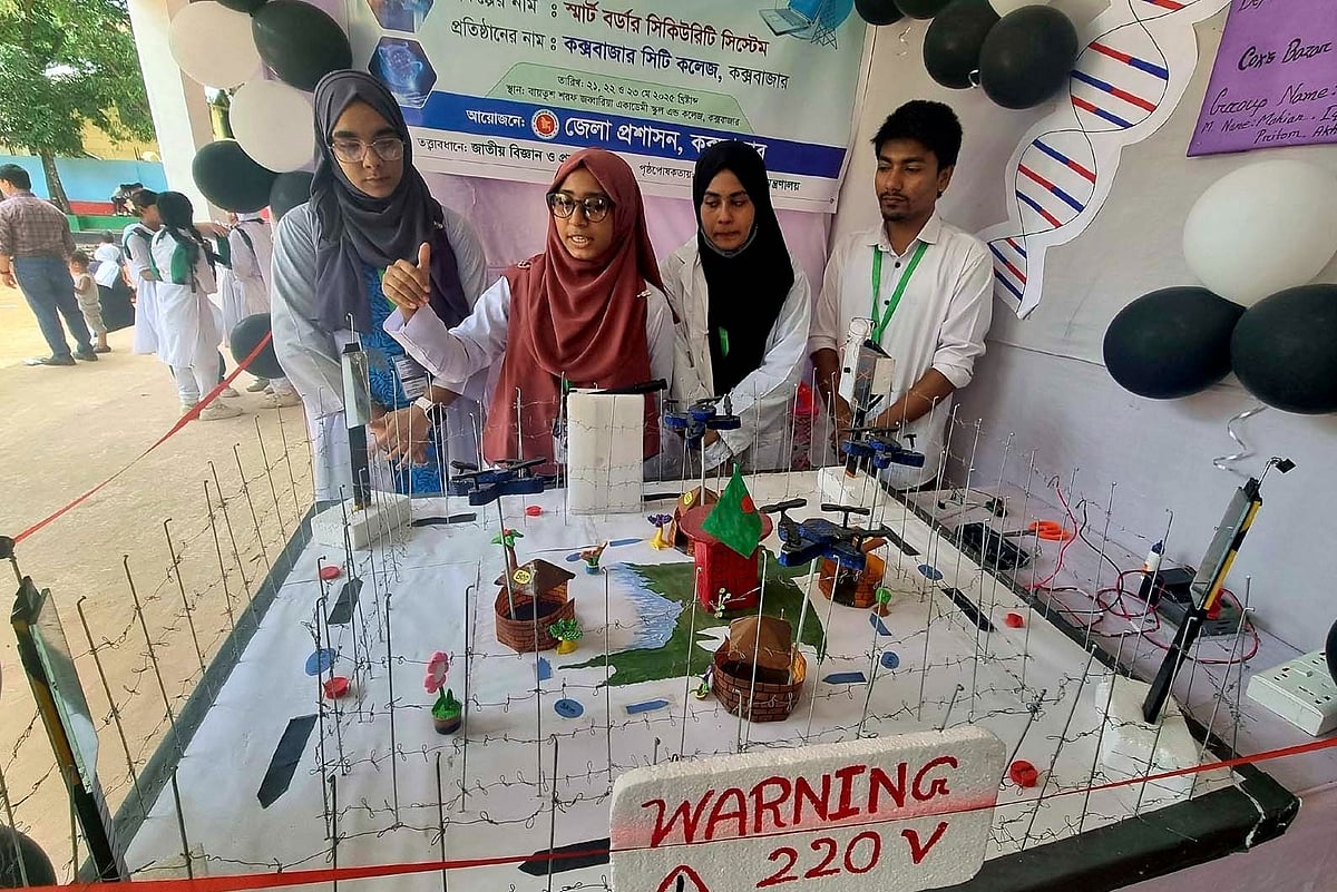 সীমান্তে মাদকের চোরাচালান ও রোহিঙ্গা অনুপ্রবেশ ঠেকাতে কক্সবাজার সিটি কলেজেলের শিক্ষার্থীদের প্রস্তাবিত ‘স্মার্ট বর্ড়ার গার্ড সিকিউরিটি সিস্টেম প্রকল্প’। গতকাল দুপুরে শহরের বায়তুশশরফ জব্বাবিয়া একাডেমি স্কুল অ্যান্ড কলেজ প্রাঙ্গণে