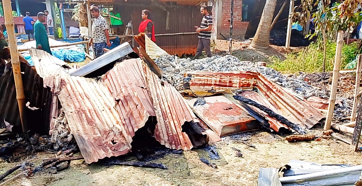 কৃষক দল নেতাকে হত্যার ঘটনাকে কেন্দ্র করে পুড়িয়ে দেওয়া বাড়ি দেখতে এসেছেন আশপাশের গ্রামের লোকজন। আজ শুক্রবার সকালে যশোরের অভয়নগর উপজেলার ডহর মশিয়াহাটী গ্রামে