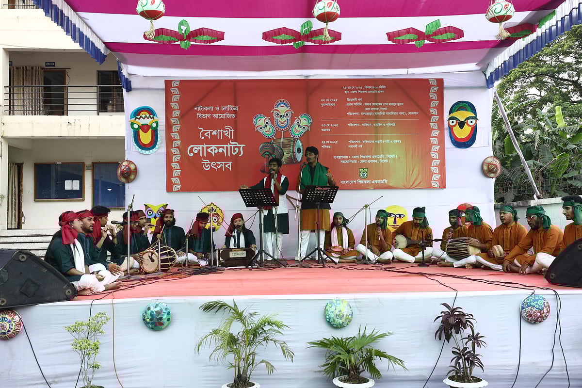 সিলেট জেলা শিল্পকলা একাডেমি প্রাঙ্গণে গতকাল বৃহস্পতিবার বিকেলে বৈশাখী লোকনাট্য উৎসবে মালজোড়া গান পরিবেশন করছেন শিল্পীরা