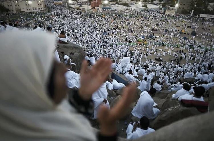 হজের আনুষ্ঠানিকতা পালন করছেন হাজিরা
