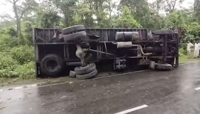 দুর্ঘটনা কবলিত একটি কাভার্ডভ্যান। আজ দুপুরে কক্সবাজারের চকরিয়ার মালুমঘাট এলাকায়