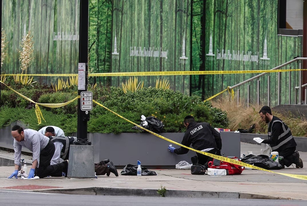 যুক্তরাষ্ট্রের ওয়াশিংটন ডিসিতে ক্যাপিটাল জুইশ মিউজিয়ামের কাছে গুলিতে ইসরায়েলি দূতাবাসের দুই কর্মকর্তা নিহত হওয়ার পর ঘটনাস্থলে লেগে থাকা রক্ত পরিষ্কার করছেন মার্কিন অর্থোডক্স ইহুদিদের সংগঠন মিসাসকিনের সদস্যরা