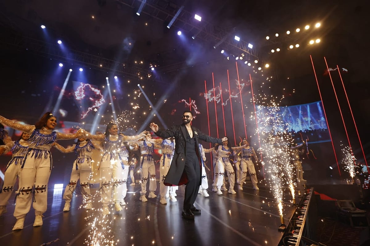 মঞ্চে শাকিব খান