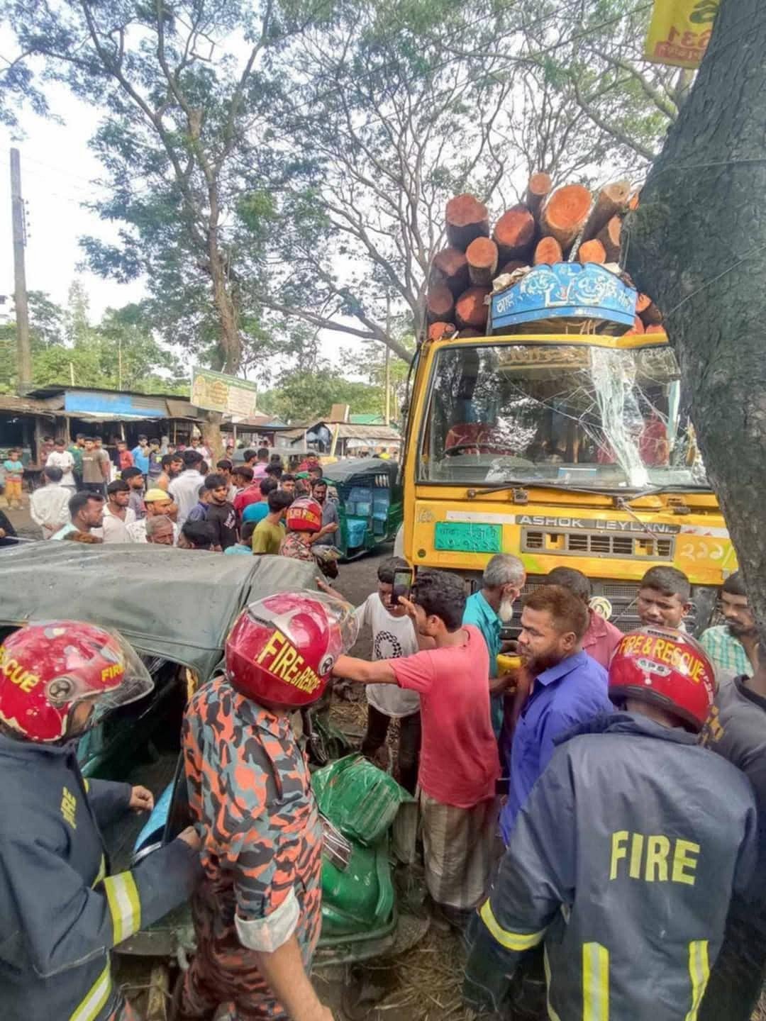 ভৈরবে মালবোঝাই একটি ট্রাক নিয়ন্ত্রণ হারিয়ে বাজারে ঢুকে পড়ে।  আজ শুক্রবার সকাল