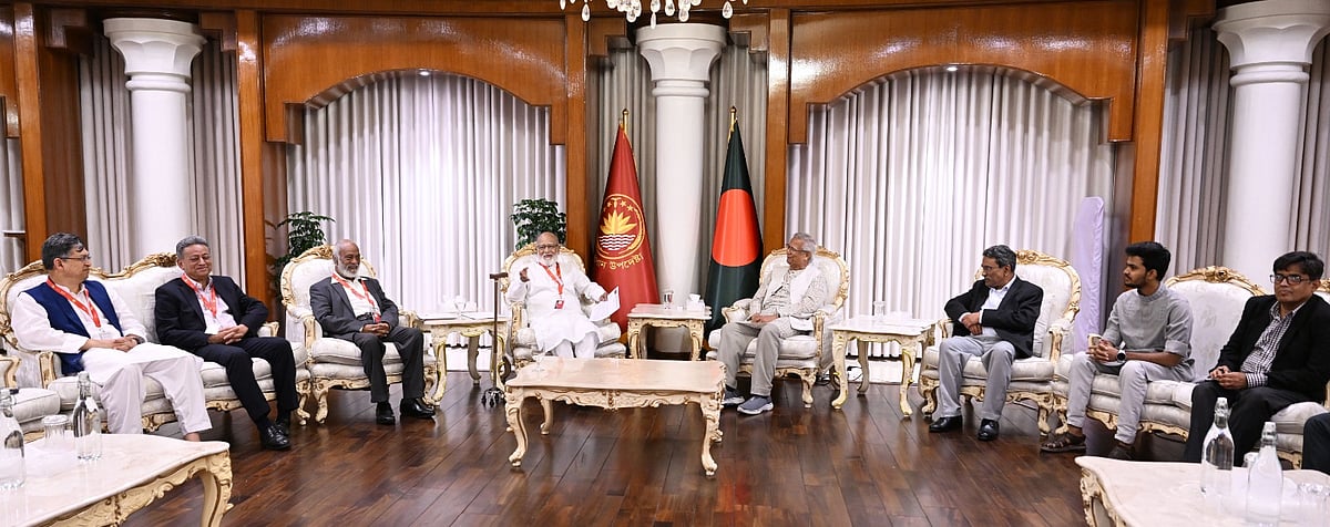 প্রধান উপদেষ্টা অধ্যাপক মুহাম্মদ ইউনূসের সঙ্গে বৈঠকে বিএনপির চার নেতা। (বাঁ থেকে) সালাহউদ্দিন আহমদ, আমির খসরু মাহমুদ চৌধুরী, আব্দুল মঈন খান ও খন্দকার মোশাররফ হোসেন। এ সময় জাতীয় ঐকমত্য কমিশনের সহসভাপতি আলী রীয়াজ, স্থানীয় সরকার উপদেষ্টা আসিফ মাহমুদ সজীব ভূঁইয়া ও প্রধান উপদেষ্টার প্রেসসচিব শফিকুল আলম উপস্থিত ছিলন। ঢাকা, ২৪ মে