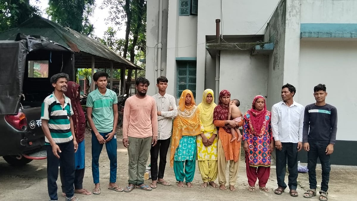 আটক ব্যক্তিদের ভূরুঙ্গামারী থানায় হস্তান্তর করেছে বিজিবি। শনিবার সকালে তাঁদের ভূরুঙ্গামারী ভাসানীর মোড় এলাকা থেকে আটক করা হয়