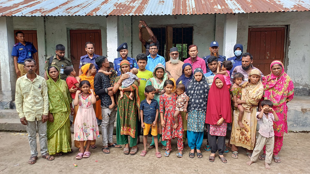 পঞ্চগড় সীমান্ত দিয়ে ভারতীয় সীমান্তরক্ষী বাহিনীর ঠেলে পাঠানো নারী ও শিশুসহ ২১ জনকে পরিবারের সদস্যদের কাছে তুলে দেওয়া হয়েছে। শনিবার বিকেলে পঞ্চগড় সদর উপজেলার হাড়িভাসা ইউনিয়নের ডোলোপুকুর আশ্রয় প্রকল্পের কমিউনিটি সেন্টার চত্বরে