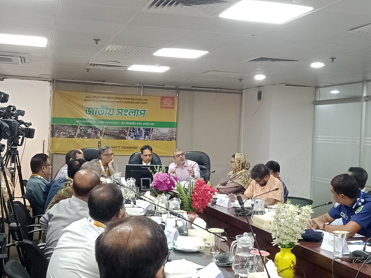 ‘রোড সেফটি ফাউন্ডেশন’ আয়োজিত জাতীয় সংলাপে আলোচকেরা। শনিবার, রাজধানীর বনানীতে বিআরটিএ সম্মেলনকক্ষে