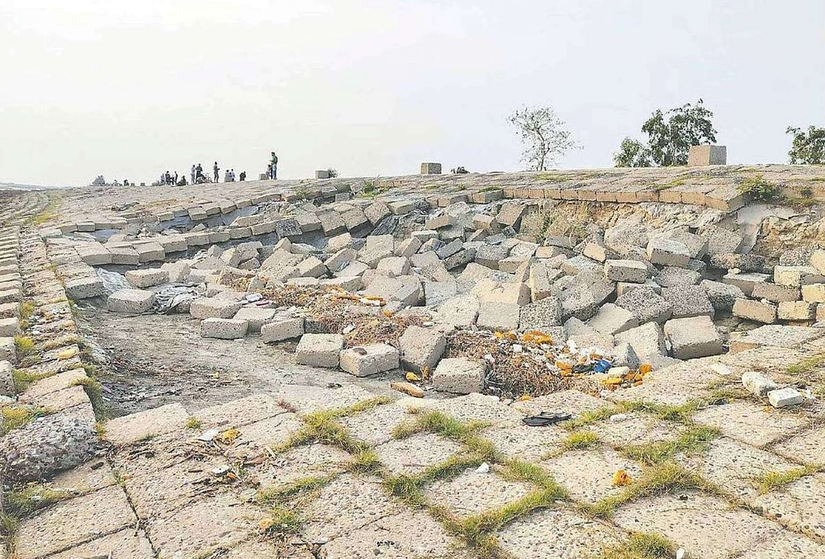 ধসে পড়ছে বেড়িবাঁধে বসানো ব্লক। ১৬ মে বিকেলে চট্টগ্রামের সীতাকুণ্ডের আকিলপুর সৈকতের জমাদারপাড়া অংশে