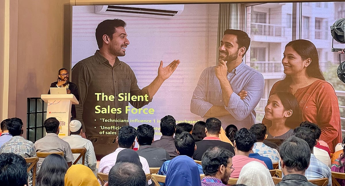 ‘বাংলাদেশ’স অ্যাপ্লায়েন্স প্যারাডক্স: হোয়াই বেটার টেক অ্যান্ড বেটার সেলস’ শীর্ষক সেশনে আলোচক ছিলেন ক্রসওয়াক কমিউনিকেশনস লিমিটেডের প্রতিষ্ঠাতা ও ব্যবস্থাপনা পরিচালক এম এ মারুফ