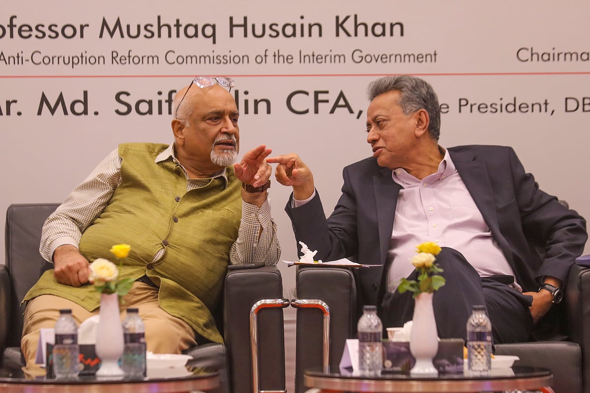 বিএনপির স্থায়ী কমিটির সদস্য ও সাবেক বাণিজ্যমন্ত্রী আমীর খসরু মাহমুদ চৌধুরীর সঙ্গে একান্ত আলাপচারিতায় মগ্ন সেন্টার ফর পলিসি ডায়ালগের (সিপিডি) সম্মাননীয় ফেলো দেবপ্রিয় ভট্টাচার্য।