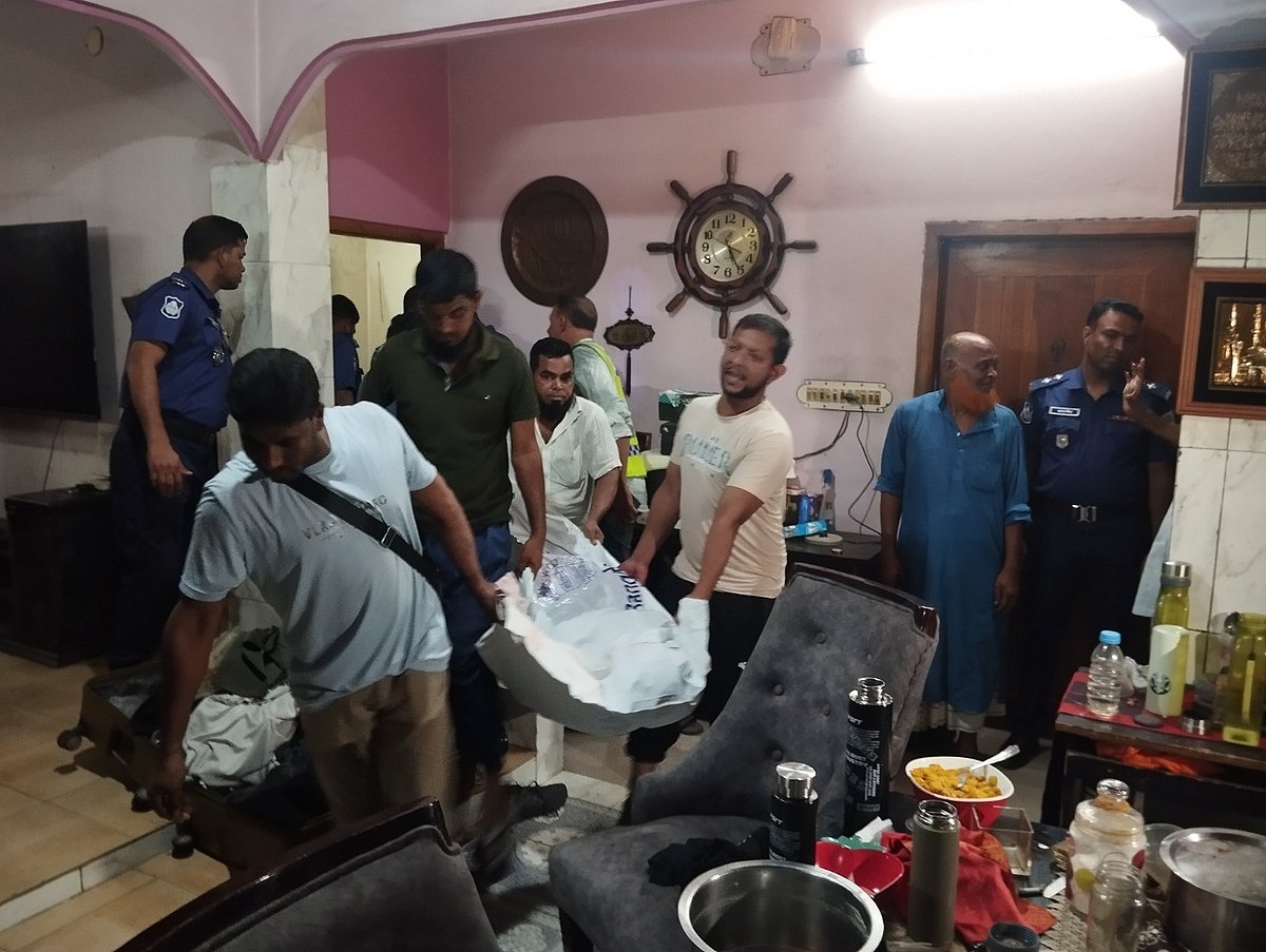 উদ্ধার করা হচ্ছে খালেদা খানমের মরদেহ। শনিবার যশোর শহরের মনিহার প্রেক্ষাগৃহ–সংলগ্ন ফলপট্টি এলাকায়