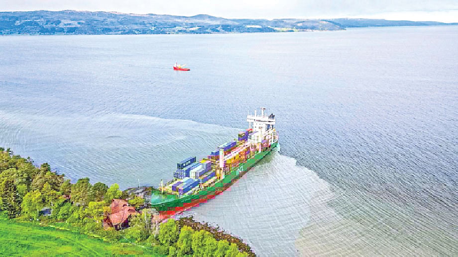 জোহান হেলবার্গের বাড়ির একেবারে কাছে এসে আটকে যায় পণ্যবাহী জাহাজটি