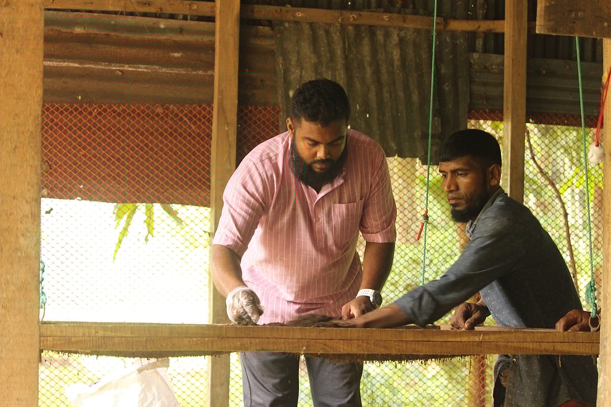 প্রকৌশলীর চাকরি ছেড়ে ওসমান গনী উদ্যোক্তা, কেঁচোসার ও গরুর খামার থেকে বছরে আয় করছে প্রায় ২০লাখ টাকা। সম্প্রতি তোলা