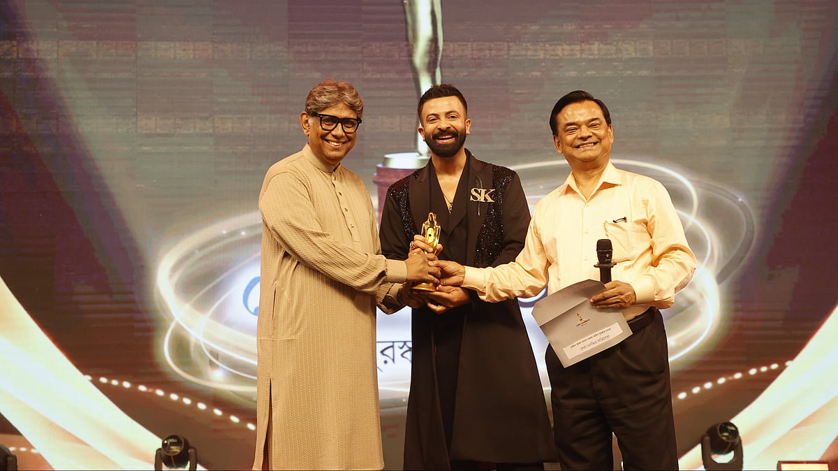 জাদুশিল্পী জুয়েল আইচ ও অভিনয়শিল্পী আফজাল হোসেন পুরস্কার তুলে দেন শাকিব খানের হাতে। তানভীর আহাম্মেদ