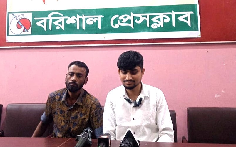 বরিশালে বৈষম্যবিরোধী ছাত্র আন্দোলনের পদ স্থগিত হওয়া নেতা মারজুক আবদুল্লাহর সংবাদ সম্মেলন। শনিবার দুপুরে বরিশাল প্রেসক্লাবে