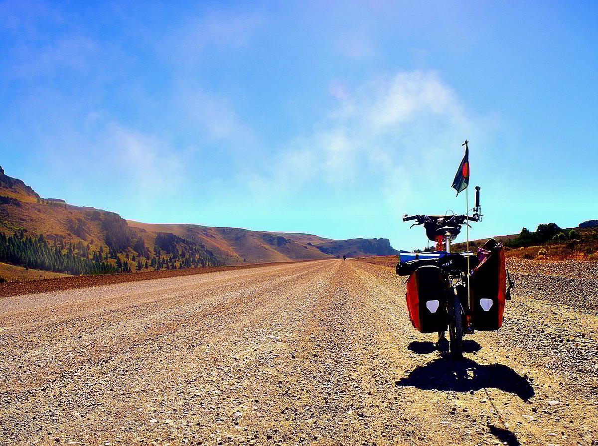 সাইকেল নিয়ে এই নিঃসঙ্গ পথেই নেমেছিলাম