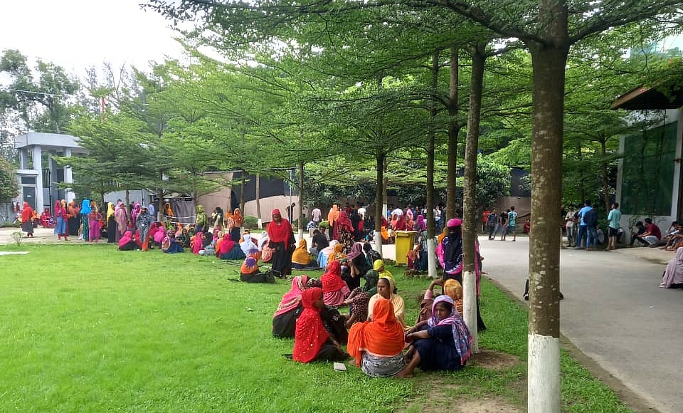 গাজীপুরে কারখানা সামনে আন্দোলন করছেন শ্রমিকরা। আজ শনিবার সকালে