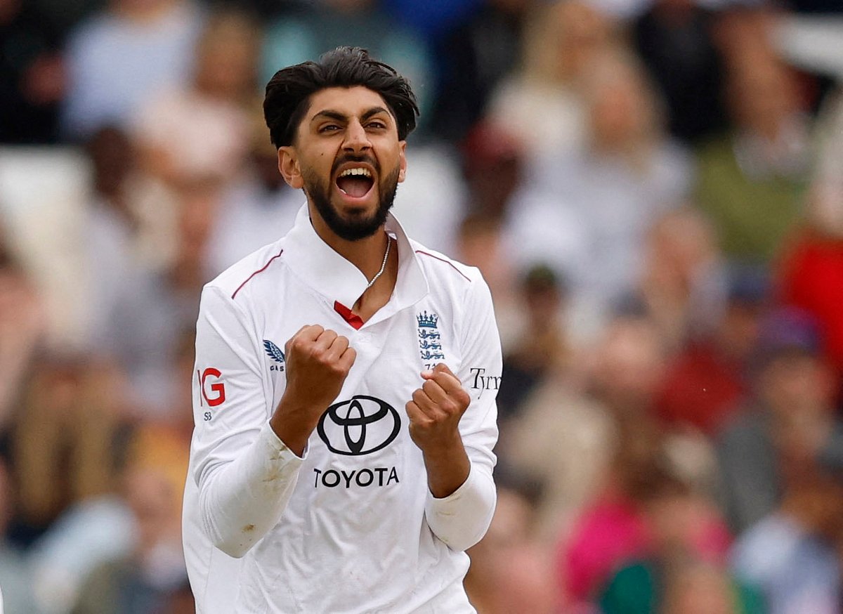 প্রথম ইনিংসে ৩ উইকেট নেওয়া শোয়েব বশির দ্বিতীয় ইনিংসে নিয়েছেন ৬ উইকেট