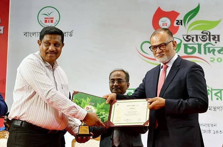 শ্রেষ্ঠ ক্ষুদ্রায়তন চা উৎপাদনকারী হিসেবে গত বুধবার রাজধানীর ওসমানী স্মৃতি মিলনায়তনে বাণিজ্য উপদেষ্টা শেখ বশিরউদ্দীনের কাছ থেকে পুরস্কার গ্রহণ করেন পঞ্চগড়ের চা–চাষি এ বি এম আখতারুজ্জামান