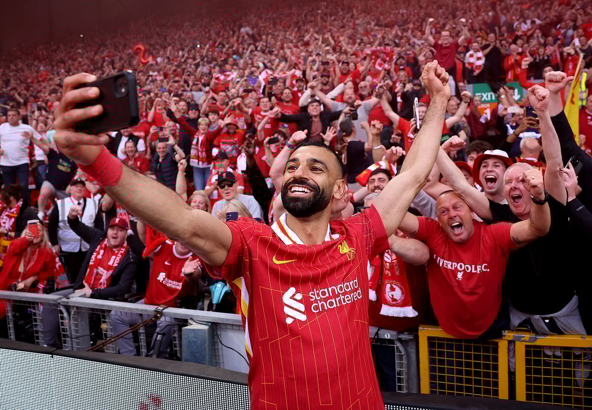 প্রিমিয়ার লিগ চ্যাম্পিয়ন হওয়ার পর সমর্থকদের সঙ্গে মোহাম্মদ সালাহর সেলফি।