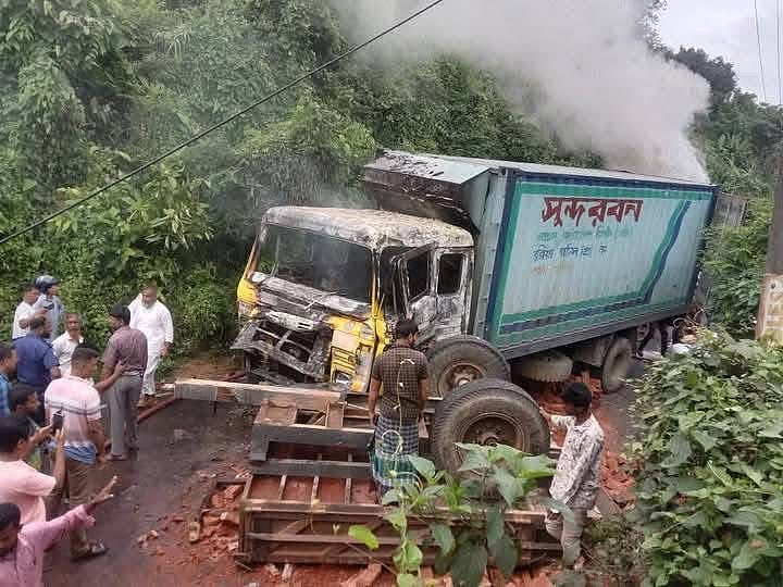 ট্রাক্টরের সঙ্গে মুখোমুখি সংঘর্ষের পর আগুন ধরে যায় কাভার্ড ভ্যানটিতে। আজ সকালে খাগড়াছড়ির আলুটিলা এলাকায়