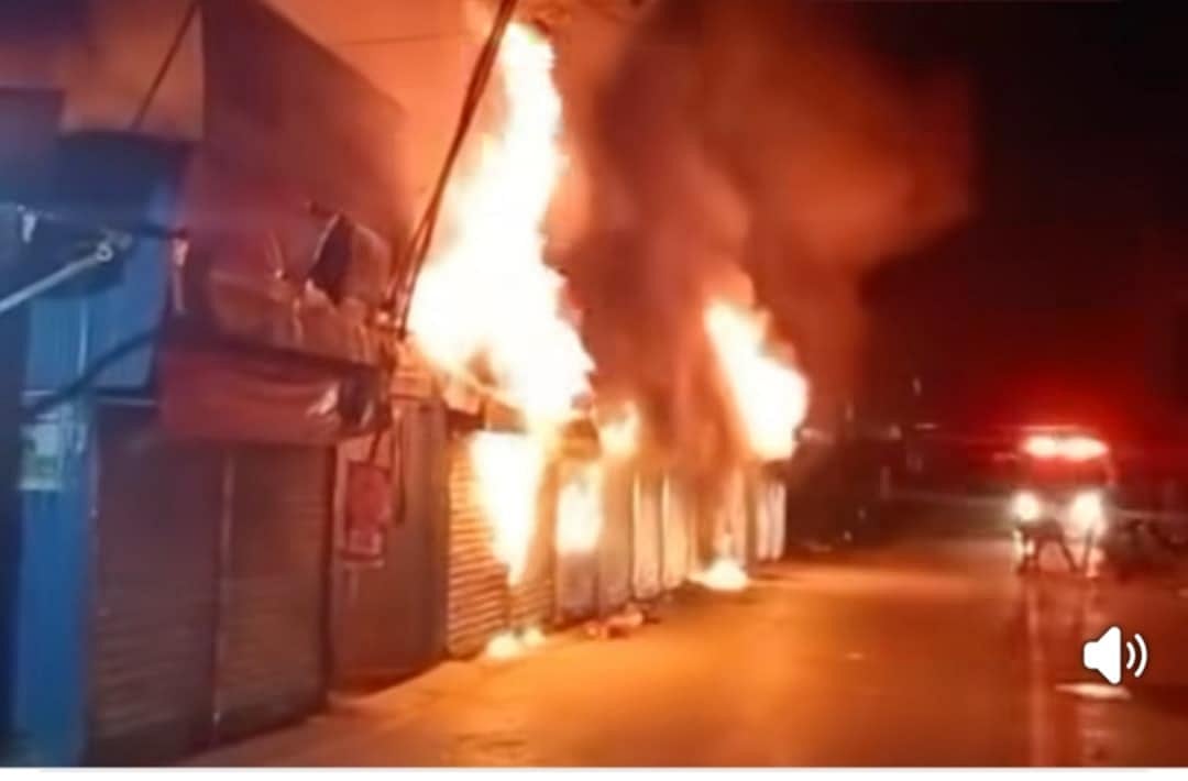 ভৈরব পৌর শহরের কমলপুর এলাকার হাজী লালু কালু পাদুকা মার্কেটে আগুনে অন্তত ৩৫টি দোকান পুড়ে গেছে বলে জানিয়েছেন ব্যবসায়ীরা