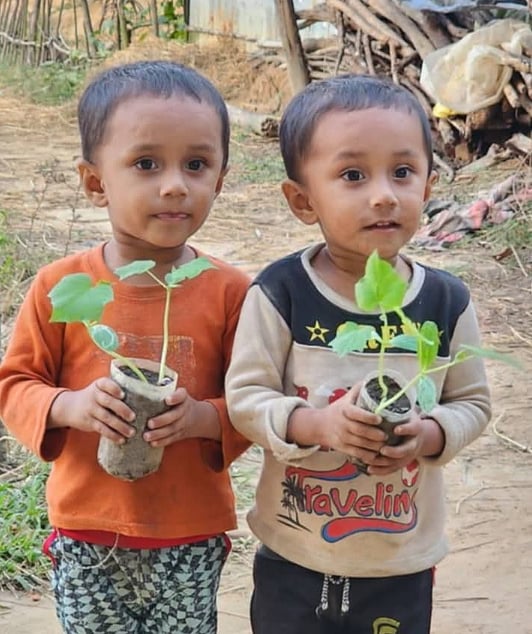 দুই যমজ ভাই আদিল হোসেন ও আবীর হোসেন। সব সময় একসঙ্গে থাকত তারা। আম কুড়াতে গিয়ে একসঙ্গেই পুকুরে ডুবে মৃত্যু হয় তাদের