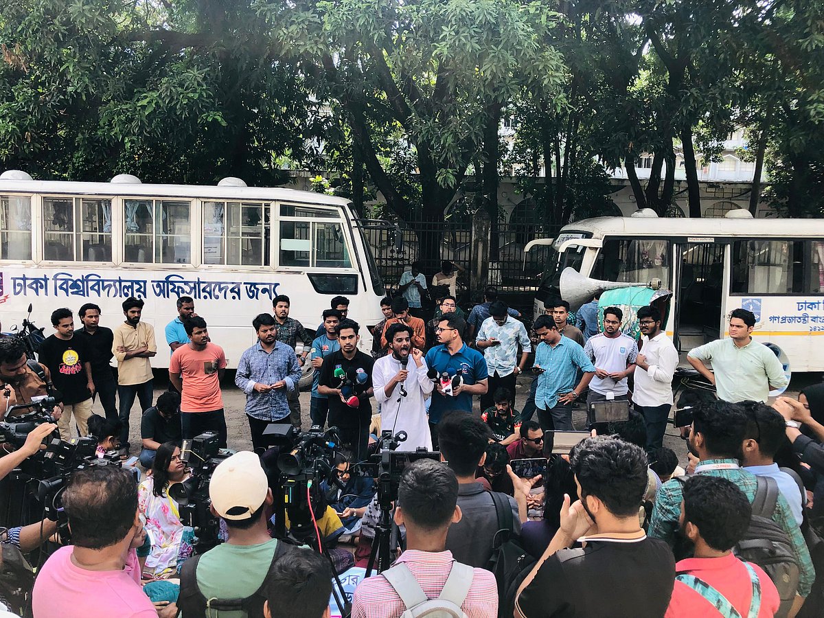 সিনেট ভবনের সামনে অবস্থান কর্মসূচি পালন করছেন বাংলাদেশ গণতান্ত্রিক ছাত্র সংসদের নেতা–কর্মীরা