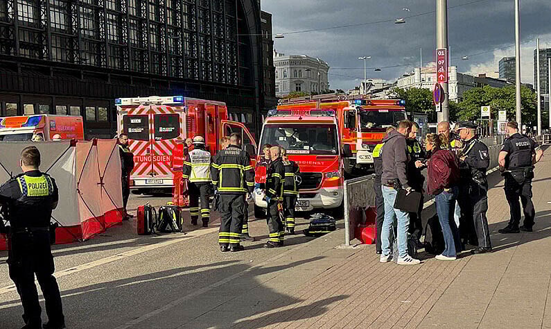 জার্মানির হামবুর্গ শহরের প্রধান রেলস্টেশনে ছুরি হামলার পর সেখানে কাজ করছেন জরুরি সেবাদানকারী সংস্থার সদস্যরা