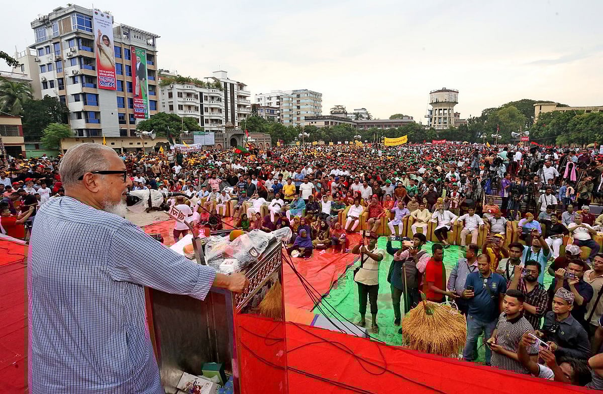 তারুণ্যের রাজনৈতিক অধিকার প্রতিষ্ঠার সমাবেশ’-এ বিএনপির স্থায়ী কমিটির সদস্য নজরুল ইসলাম খান। শনিবার বগুড়া সেন্ট্রাল হাইস্কুল মাঠে
