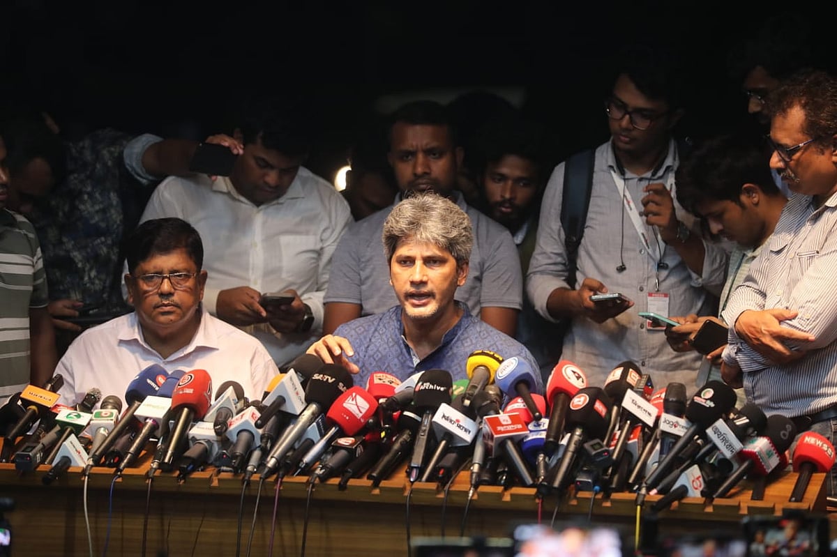 প্রধান উপদেষ্টা অধ্যাপক মুহাম্মদ ইউনূসের সঙ্গে বৈঠক শেষে বেরিয়ে সাংবাদিকদের সঙ্গে কথা বলেন গণসংহতি আন্দোলনের প্রধান সমন্বয়কারী জোনায়েদ সাকি। আজ রোববার রাতে রাষ্ট্রীয় অতিথি ভবন যমুনা প্রাঙ্গণে