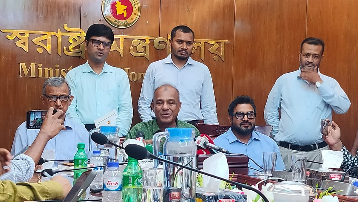 রোববার কোরবানির পশুর হাট ও কাঁচা চামড়া সুষ্ঠু ব্যবস্থাপনা-সংক্রান্ত সভা শেষে সাংবাদিকদের কথা বলেন স্বরাষ্ট্র উপদেষ্টা লেফটেন্যান্ট জেনারেল (অব.) জাহাঙ্গীর আলম চৌধুরী