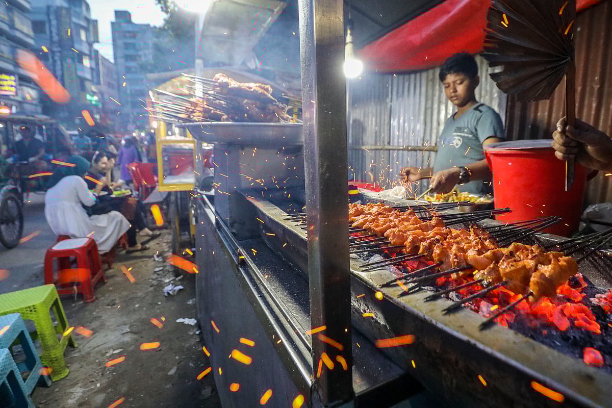 সড়কের কিনার ঘেঁষে খাবারের ভ্যানগাড়িতে তৈরি হচ্ছে মুখরোচক নানা পদের কাবাব। গত শনিবার সন্ধ্যায় রাজধানীর লক্ষ্মীবাজারে