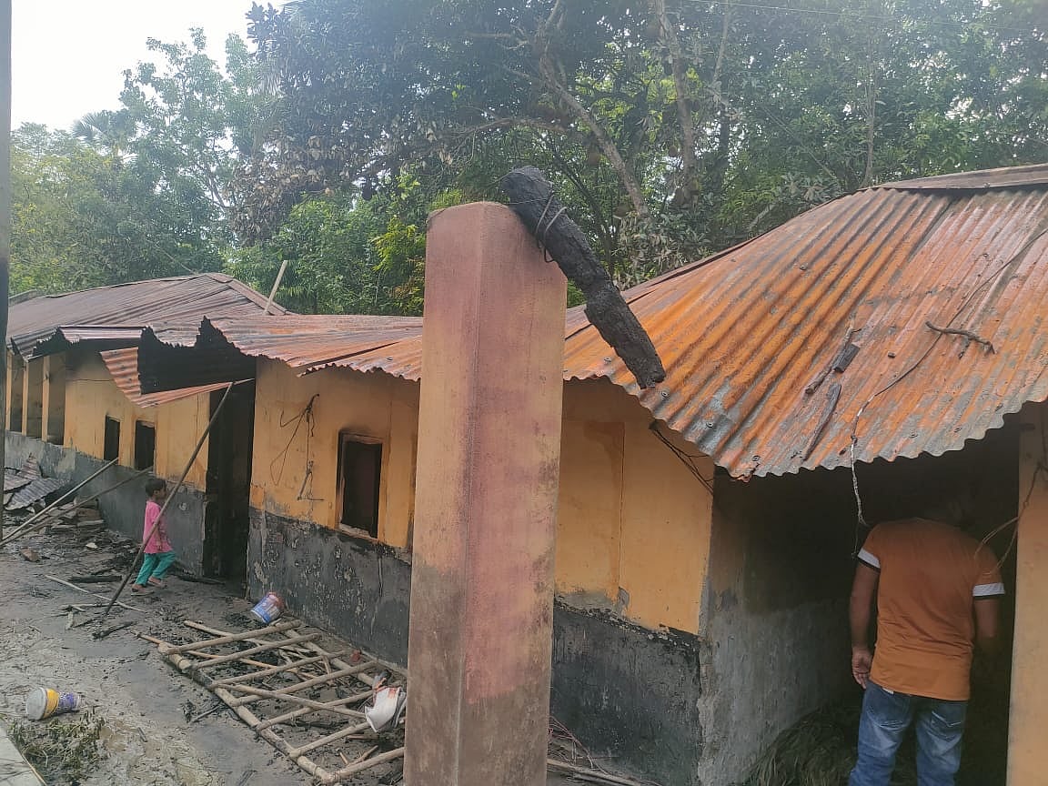 ঝিনাইদহের কালীগঞ্জে অগ্নিকাণ্ডে বাড়ির খড়ের পালা, জ্বালানির স্তূপ ও গোয়ালঘর পুড়ে গেছে। আজ রোববার সকালে উপজেলার রঘুনাথপুর গ্রামে