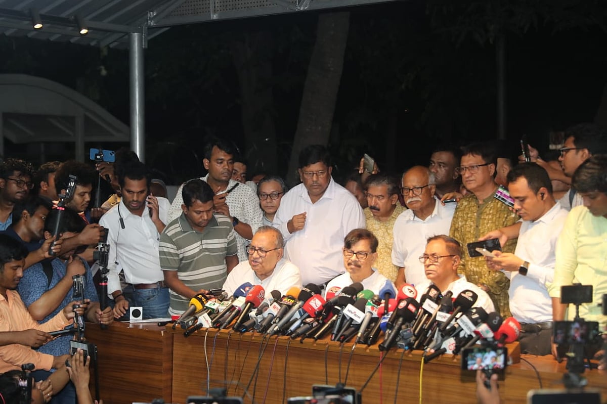 প্রধান উপদেষ্টার সঙ্গে এগারো দলের বৈঠক শেষে  সাংবাদিকদের সঙ্গে কথা বলেন  সিপিবির সাবেক সভাপতি মুজাহিদুল ইসলাম সেলিম (বায়ে)