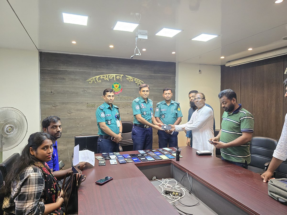 শনিবার সকালে পল্টন থানার সম্মেলনকক্ষে হারিয়ে যাওয়া মোবাইলগুলো হস্তান্তর করা হয়