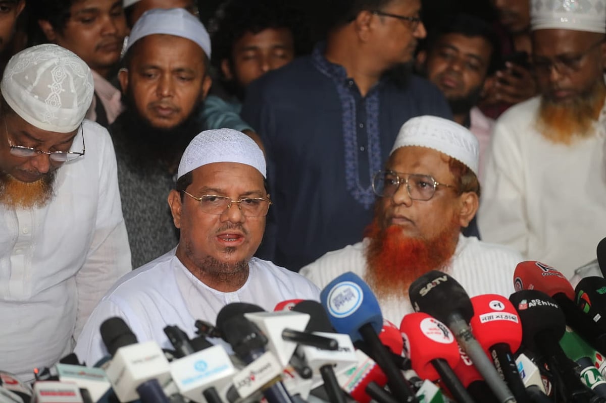 সাংবাদিকদের সঙ্গে কথা বলছেন ইসলামী আন্দোলন বাংলাদেশের আমির সৈয়দ মুহাম্মাদ রেজাউল করীম। প্রধান উপদেষ্টার সঙ্গে বৈঠক শেষে রাষ্ট্রীয় অতিথি ভবন যমুনার সামনে, ২৫ মে ২০২৫